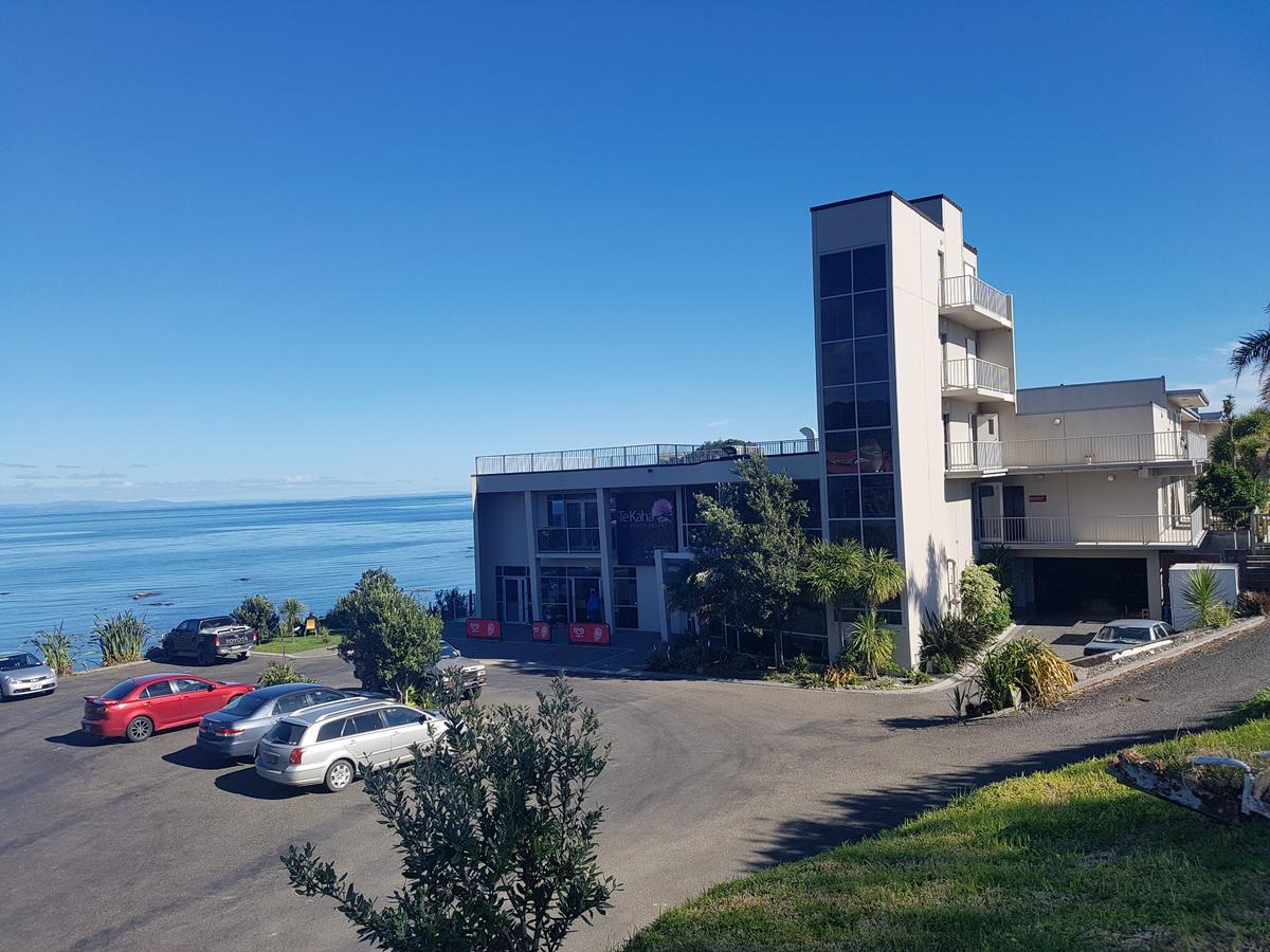 Te Kaha Beach Hotel Zewnętrze zdjęcie